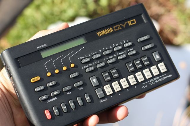 YAMAHA QY 10 MIDI MUSIC SEQUENCER   